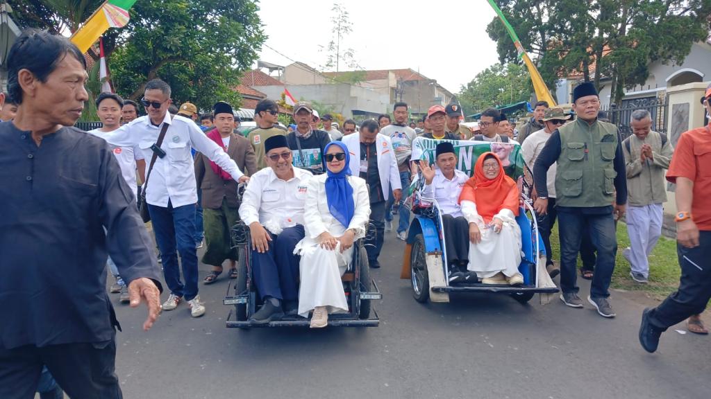 Pasangan Ivan Dicksan-Dede Muharram Daftar ke KPU Kota Tasikmalaya Naik Becak Diantar Ribuan Pendukung