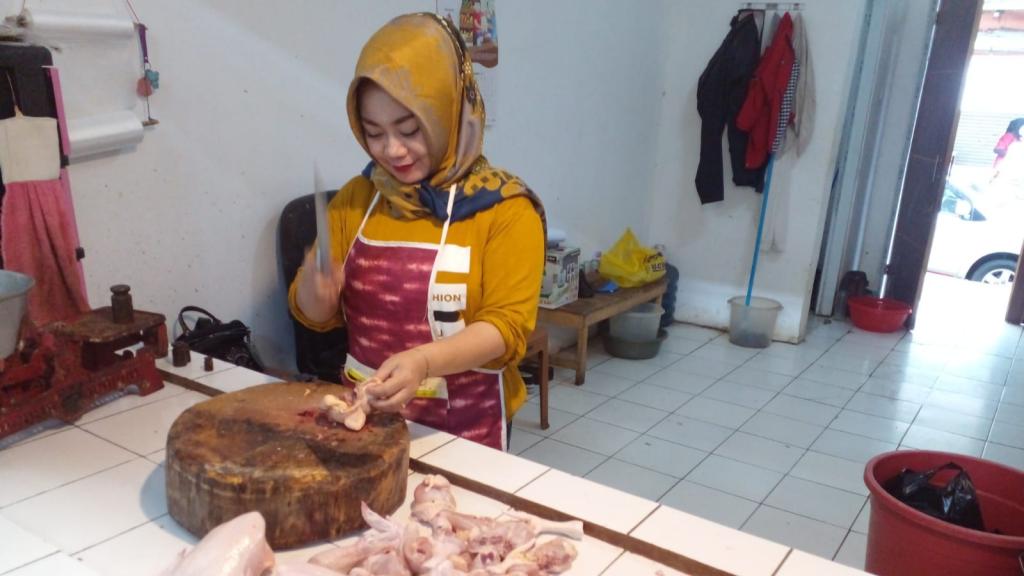Harga Daging Ayam Potong Turun Drastis di Pasar Ciamis