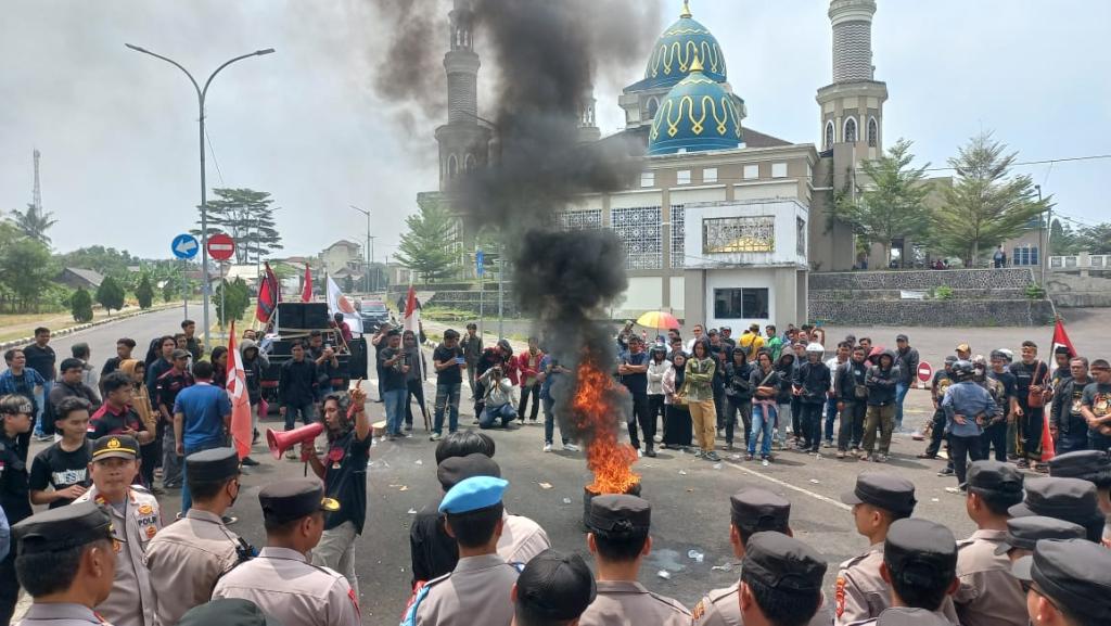 Aksi Unjuk Rasa Warnai Pelantikan Anggota DPRD Kabupaten Tasikmalaya