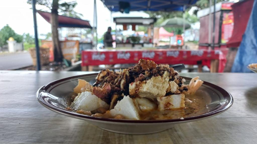 Lezatnya Lengko Ayam dan Kupat Tahu Pak Oom di Gebu Tasikmalaya yang Selalu Ramai