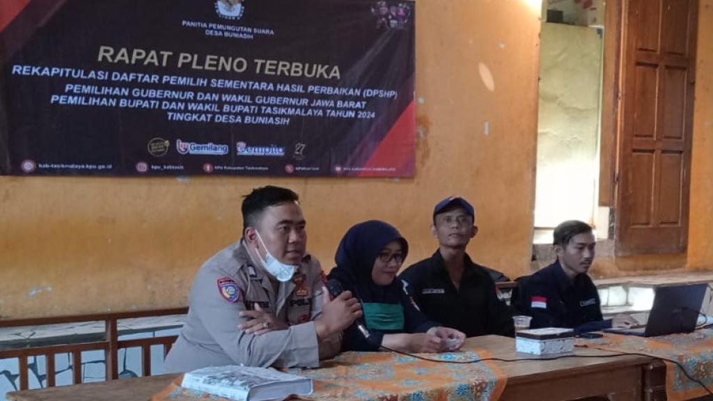 Bhabinkamtibmas Polsek Kadipaten Imbau Pemilu Damai di Rapat Pleno DPSHP Desa Buniasih Tasikmalaya