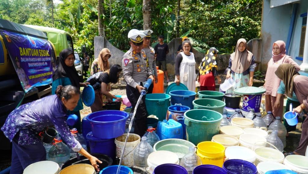 Satlantas Polres Tasikmalaya Distribusikan 5.000 Liter Air Bersih untuk Warga Mangunreja