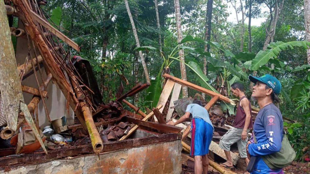 Rumah Warga di Ciamis Ambruk Setelah Diguyur Hujan