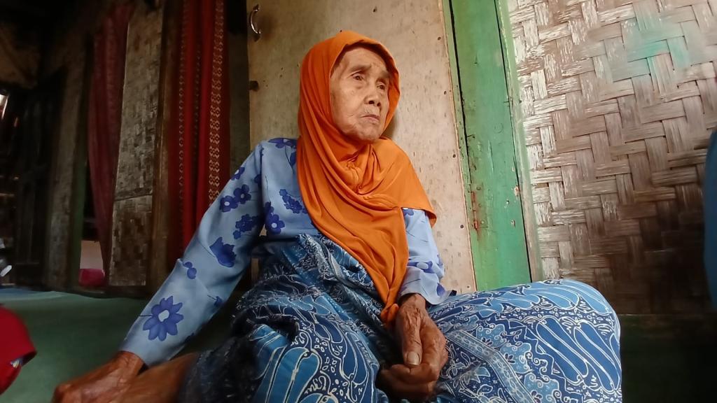 Lansia Berusia 80 Tahun Huni Rumah Panggung Reyot di Tasikmalaya, Jarang Dapat Bantuan dari Pemerintah
