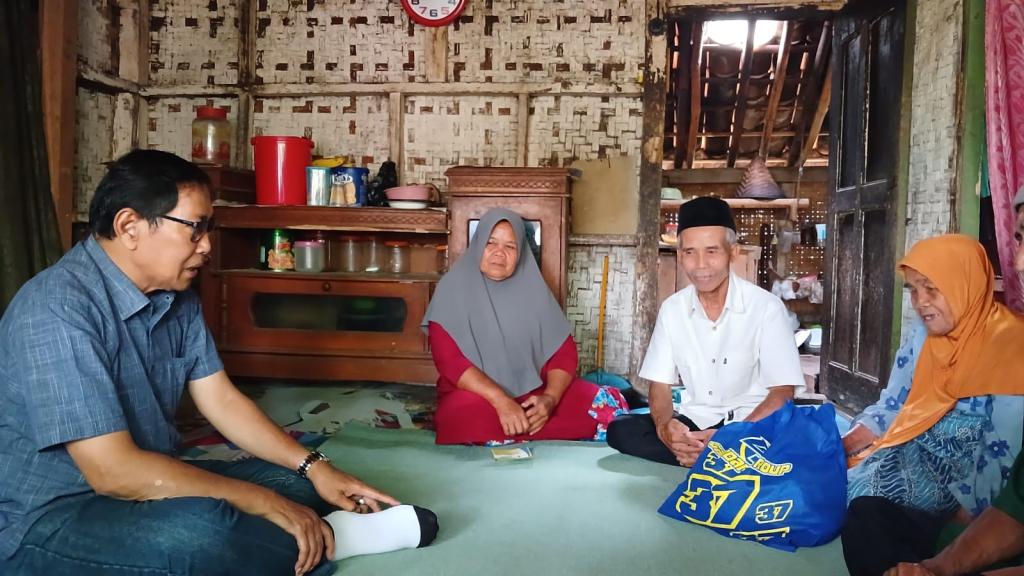 Bacawalkot Tasikmalaya Yusuf Turun Langsung Berikan Bantuan Kepada Mak Jenab yang Rumahnya Reyot di Tamansari