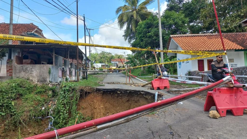 Longsor Putus Akses Jalan Utama di Parungponteng Tasikmalaya