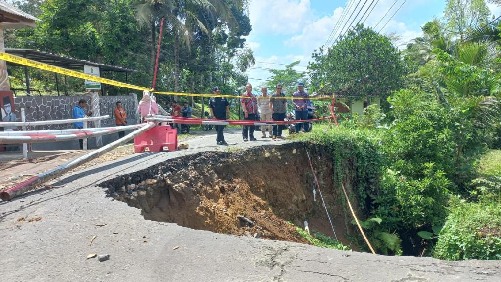 Forkopimcam Parungponteng Tinjau Lokasi Longsor di Jalan Cibungur Tasikmalaya