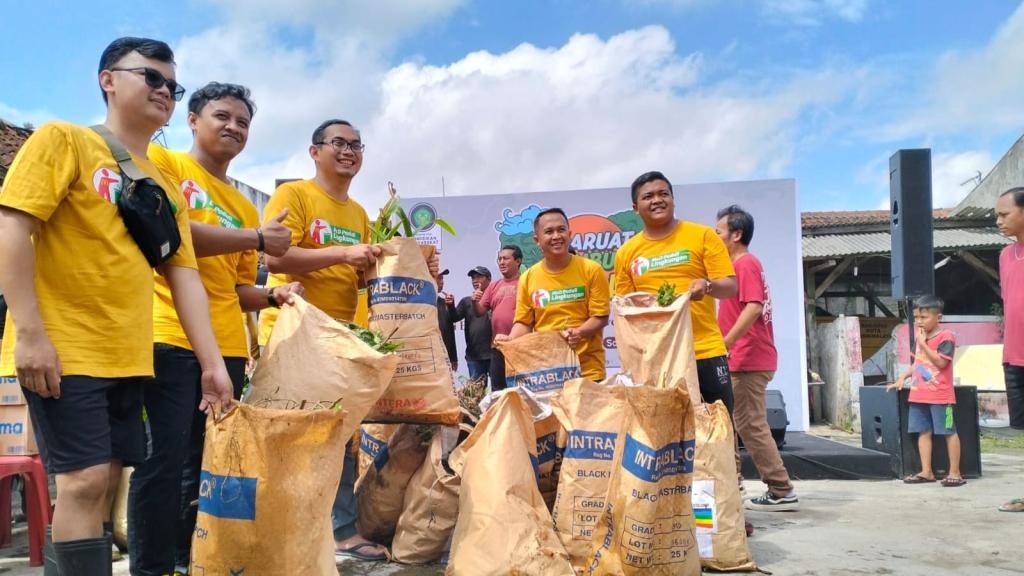 Ratusan Warga dan Relawan Gelar Aksi Bersih Sungai Cihideung untuk Kelestarian Lingkungan