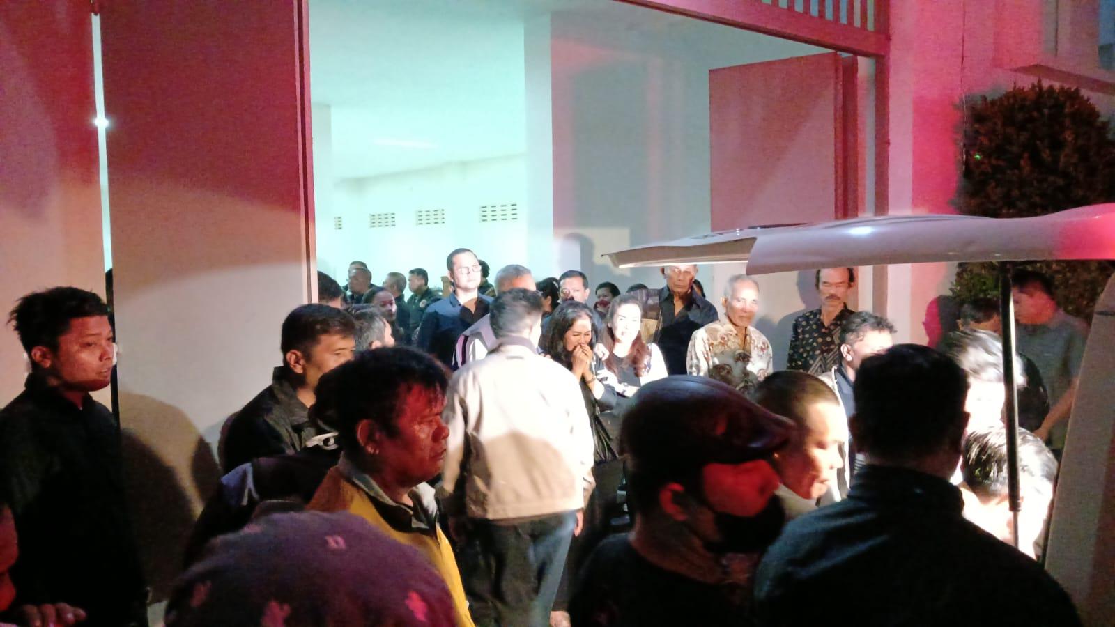 Jenazah Perempuan Terbungkus Karung Disambut Isak Tangis Keluarga saat Tiba di Gereja Pasundan Tasikmalaya