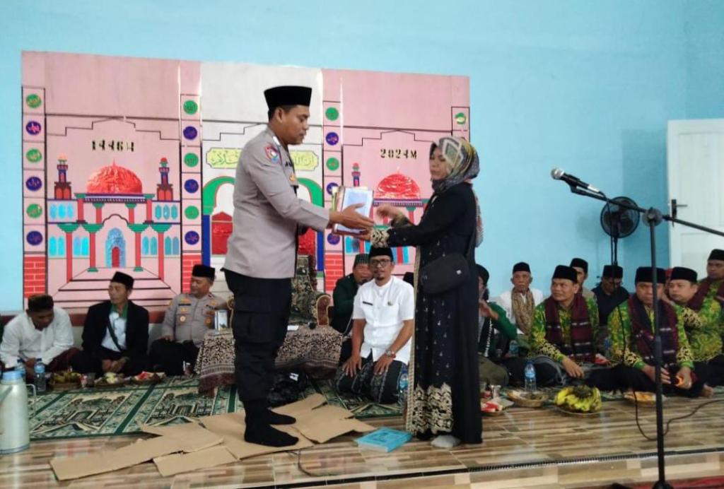 Polsek Tanjungjaya Tasikmalaya Rayakan Maulid Nabi dengan Sedekah Jariah Kitab dan Alquran