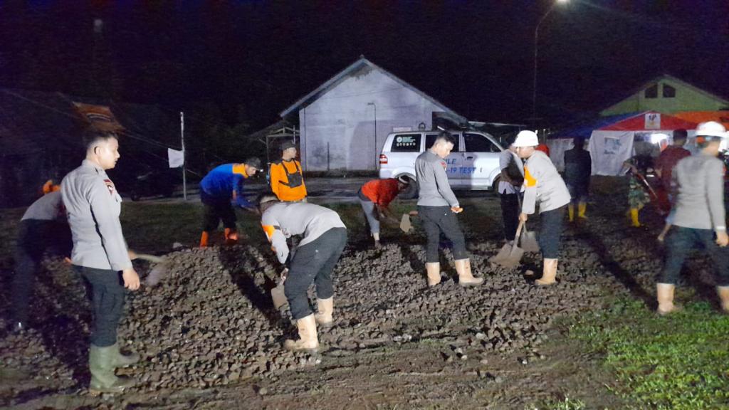 Batalyon D Pelopor Satbrimob Polda Jabar Bantu Pengurugan Lapangan Posko Pengungsian di Cineam