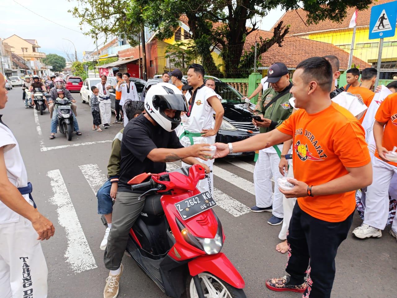 Tarung Derajat Satlat Dokar Tasikmalaya Berbagi Takjil dan Gelar Buka Bersama, Pererat Kebersamaan di Bulan Ramadhan