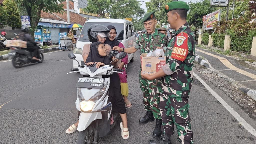 Koramil 1202 Indihiang Berbagi Takjil Gratis, Wujud Kepedulian di Bulan Ramadhan