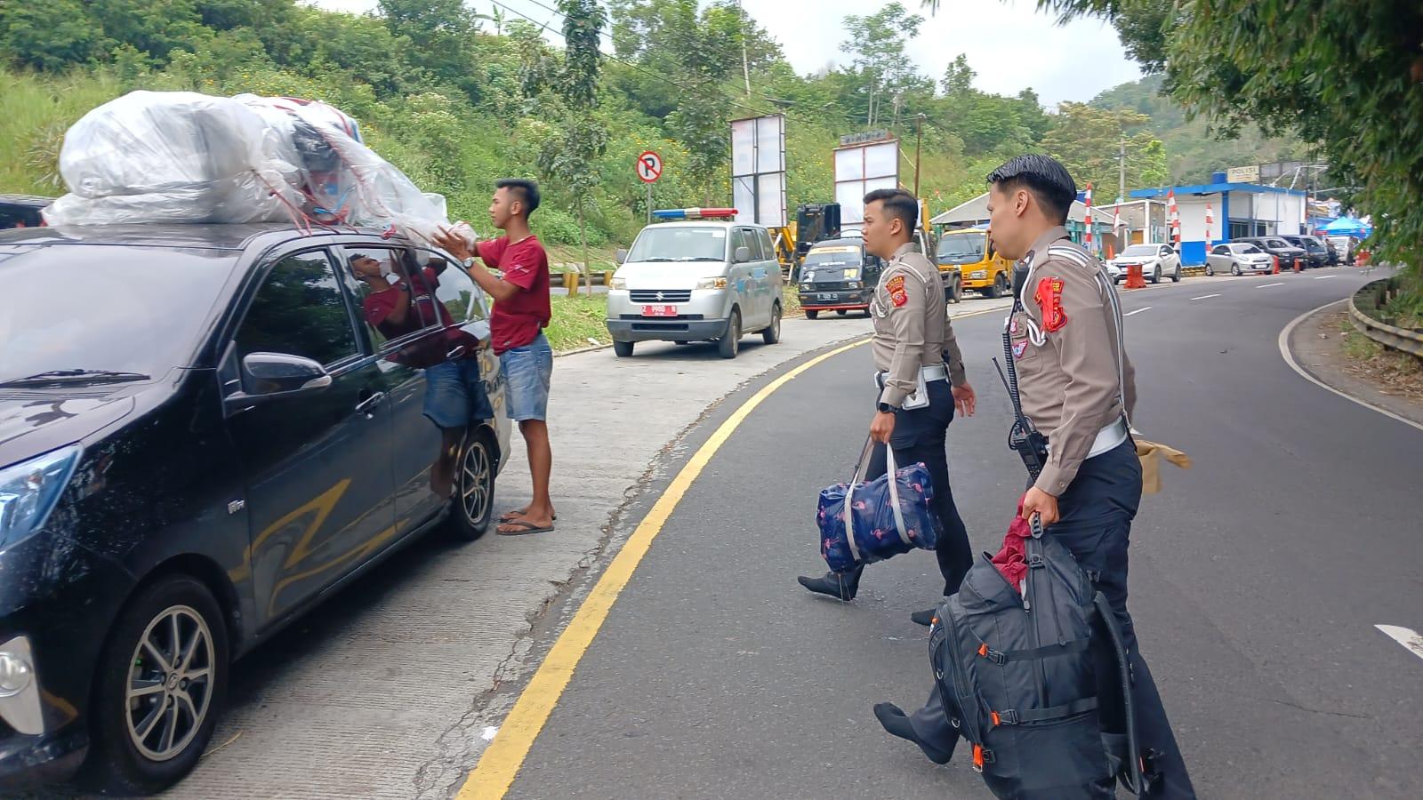Aksi Sigap Polisi di Jalur Gentong Tasikmalaya Bantu Pemudik Ambil Barang yang Jatuh dari Mobil