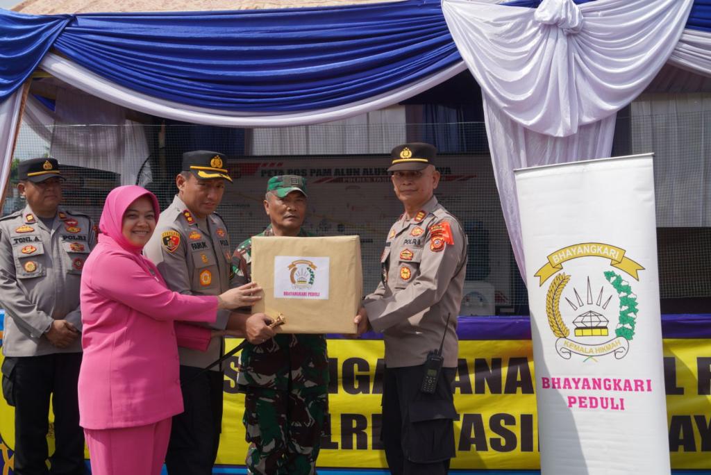 Bhayangkari Cabang Tasikmalaya Kota Sambangi Pospam Operasi Ketupat Lodaya 2025, Beri Dukungan dan Bingkisan