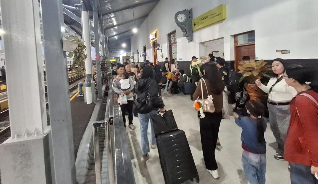 Ratusan Penumpang Kereta Api Sempat Telantar di Stasiun Tasikmalaya Akibat Longsor, Dievakuasi Pakai Bus ke Ciamis