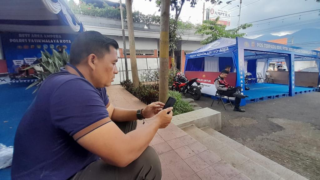Pengabdian di Hari Raya: Kasat Reskrim Polres Tasikmalaya Kota Tiga Tahun Tak Berlebaran di Rumah, Salurkan Rindu Melalui Video Call