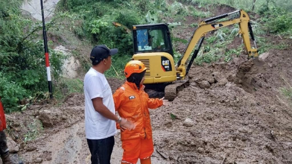Akses Jalan Pamarican-Langkaplancar Masih Terhambat Akibat Longsor