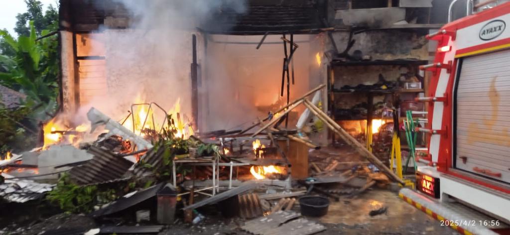 Tragis! Rumah Warga di Ciamis Ludes Terbakar Meski Diguyur Hujan Lebat, Kerugian Capai Rp150 Juta