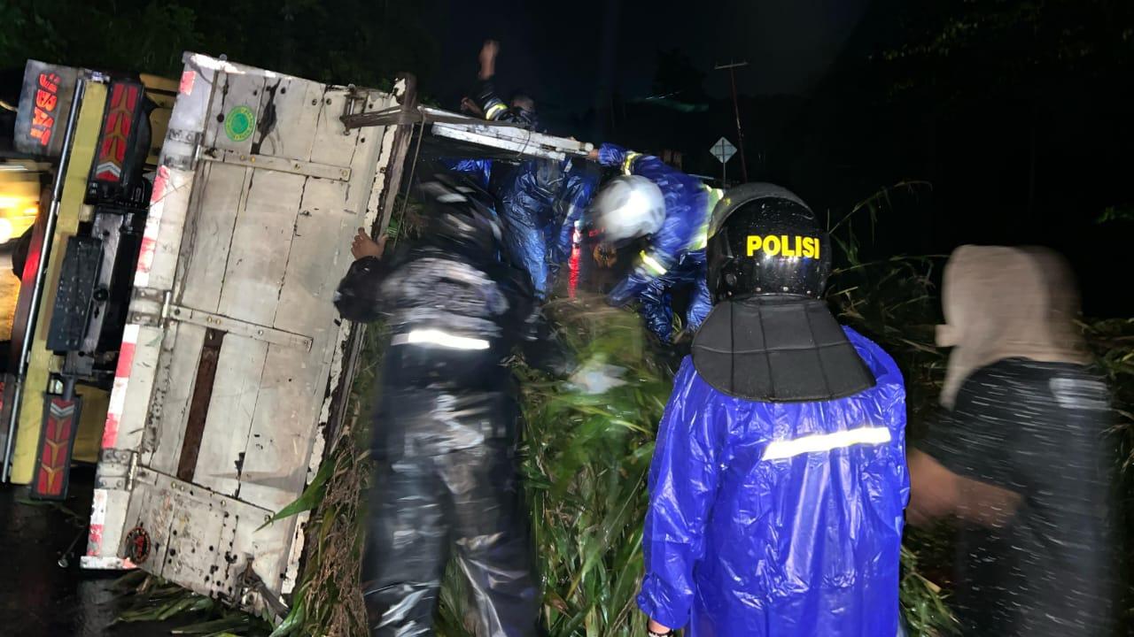 Truk Bermuatan Daun Jagung Terguling di Tanjakan Gentong Tasikmalaya, Arus Lalu Lintas Sempat Tersendat