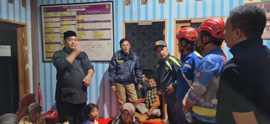 Terdampak Pergerakan Tanah, Ratusan Warga Panawangan Ciamis Ngungsi, Dinsos Salurkan Bantuan
