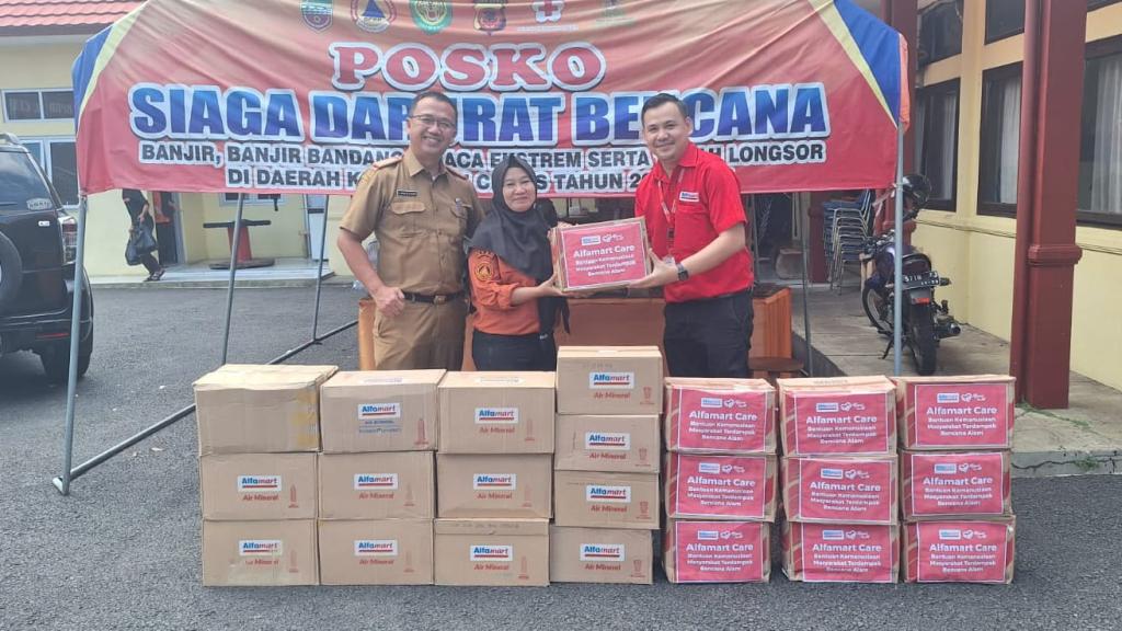 Warga Panawangan Ciamis yang Terdampak Longsor Terima Bantuan Logistik dari Alfamart