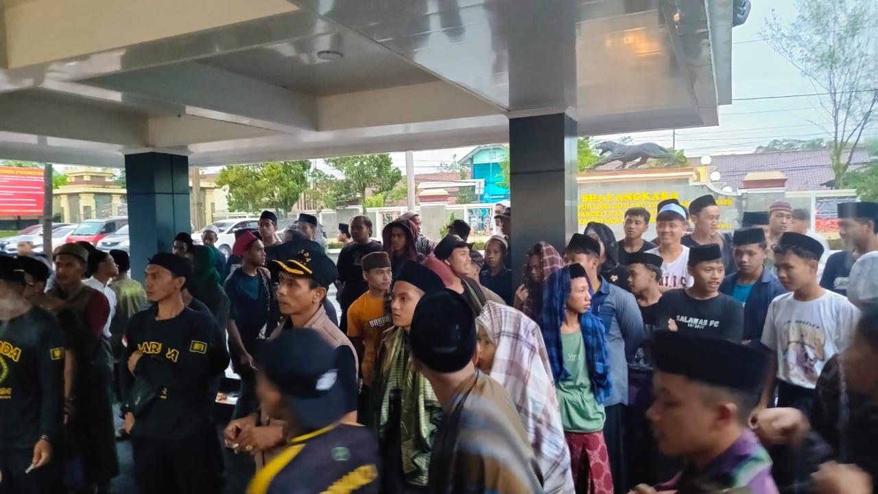 Ustaz Jadi Korban Pelemparan Batu di Jalan, Santri Geruduk Mapolres Ciamis Tuntut Keadilan