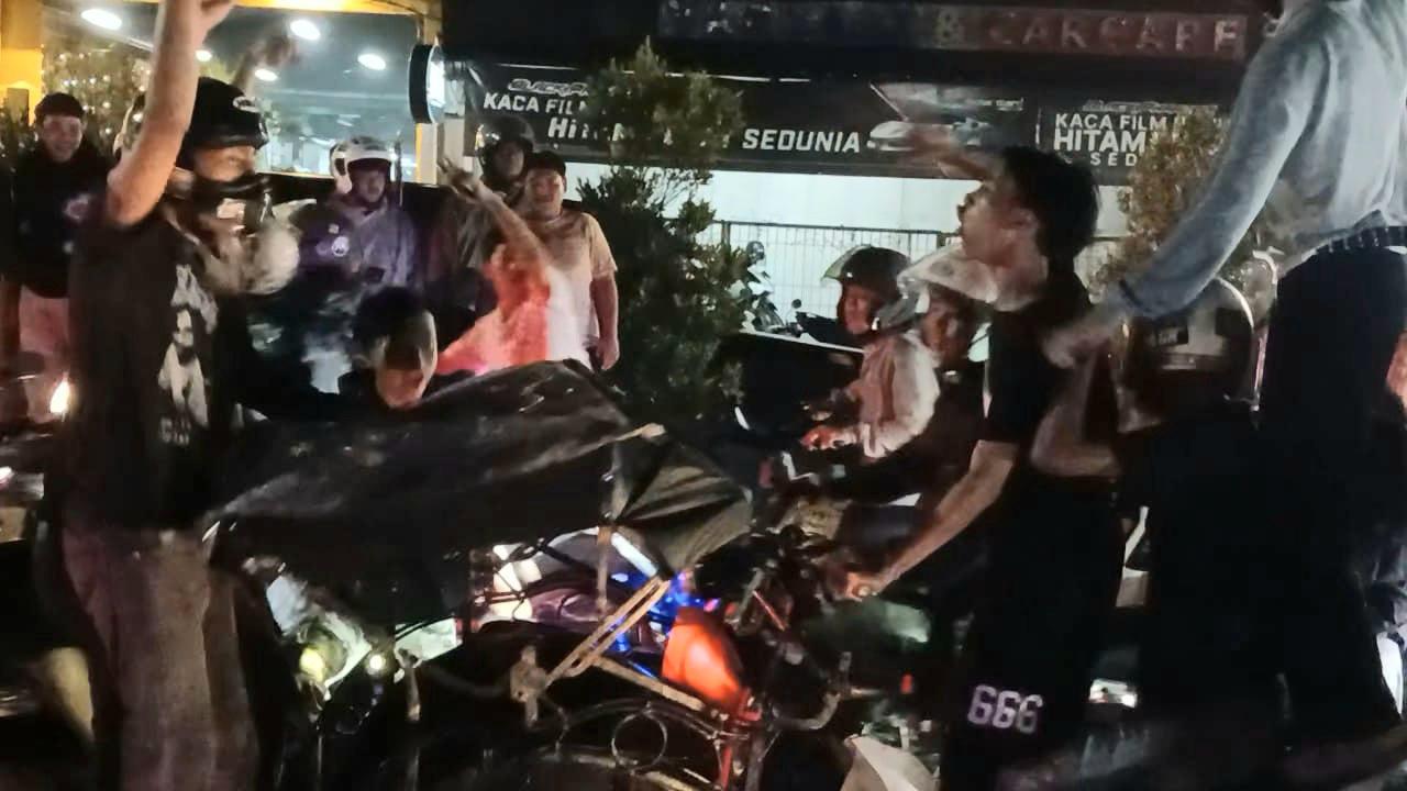 Meriah dan Unik! Euforia Persib Juara di Tasikmalaya: Dari Becak Motor hingga Mancing di Median Jalan