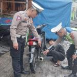 Unit Lantas Polsek Cihideung Tindak Pengendara Motor Berknalpot Brong, Ciptakan Kamtibmas di Jalan