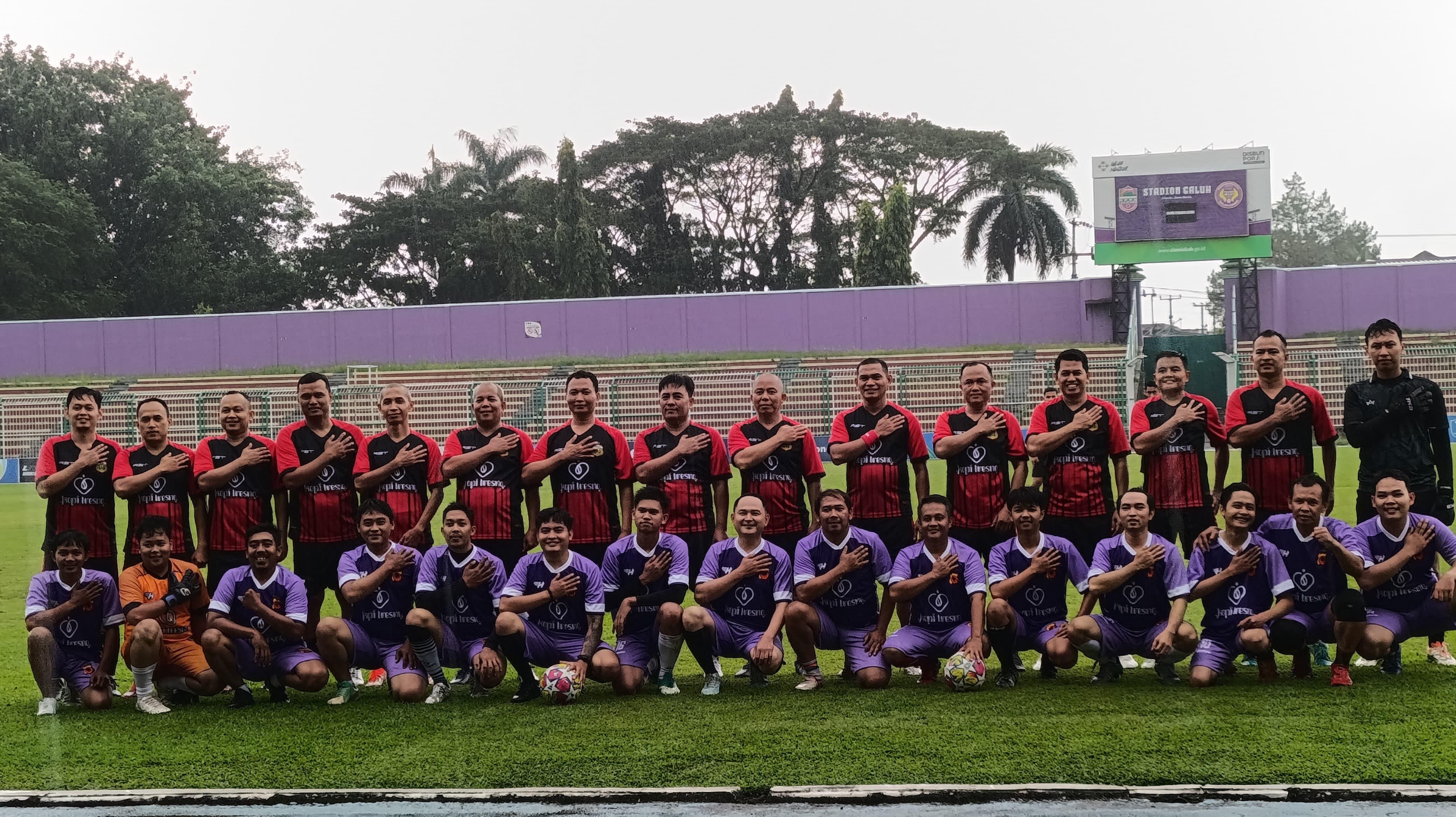 Laga Persahabatan di Bawah Hujan, Polres Ciamis dan Wartawan Jalin Silaturahmi Lewat Sepak Bola
