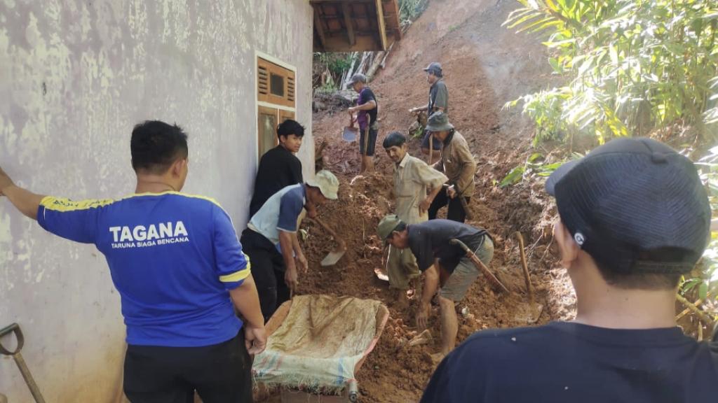 Tebing Setinggi 10 Meter Longsor, Rumah Warga di Pamarican Ciamis Terdampak