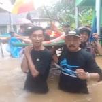 Banjir Setinggi 2 Meter Rendam Ribuan Rumah di Tasikmalaya, Warga Dievakuasi Pakai Tandu