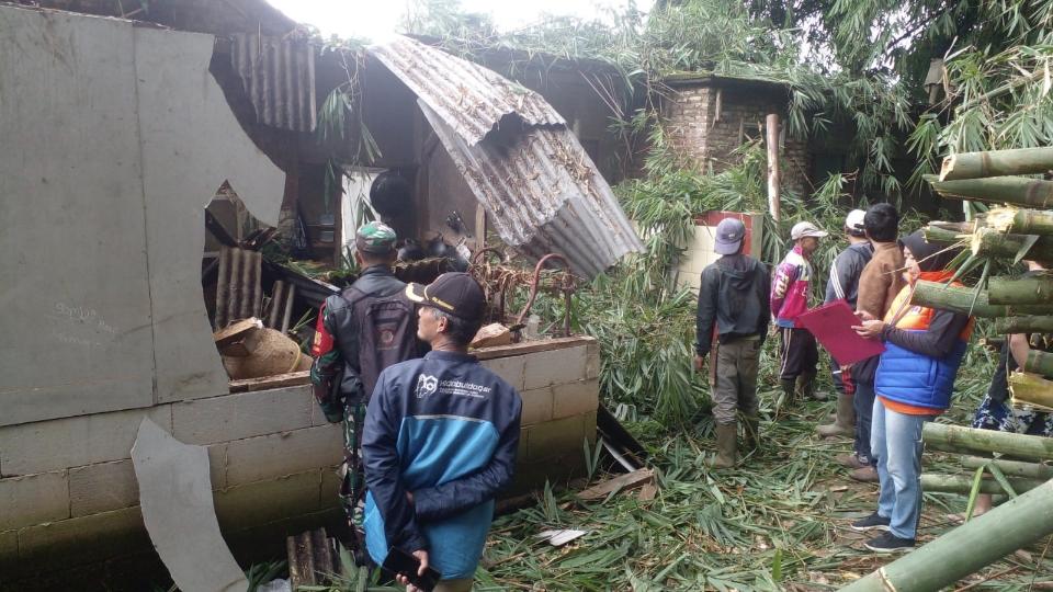 Longsor Terjang Pasirwangi Garut, Satu Rumah Rusak Parah dan Jalan Lingkungan Lumpuh
