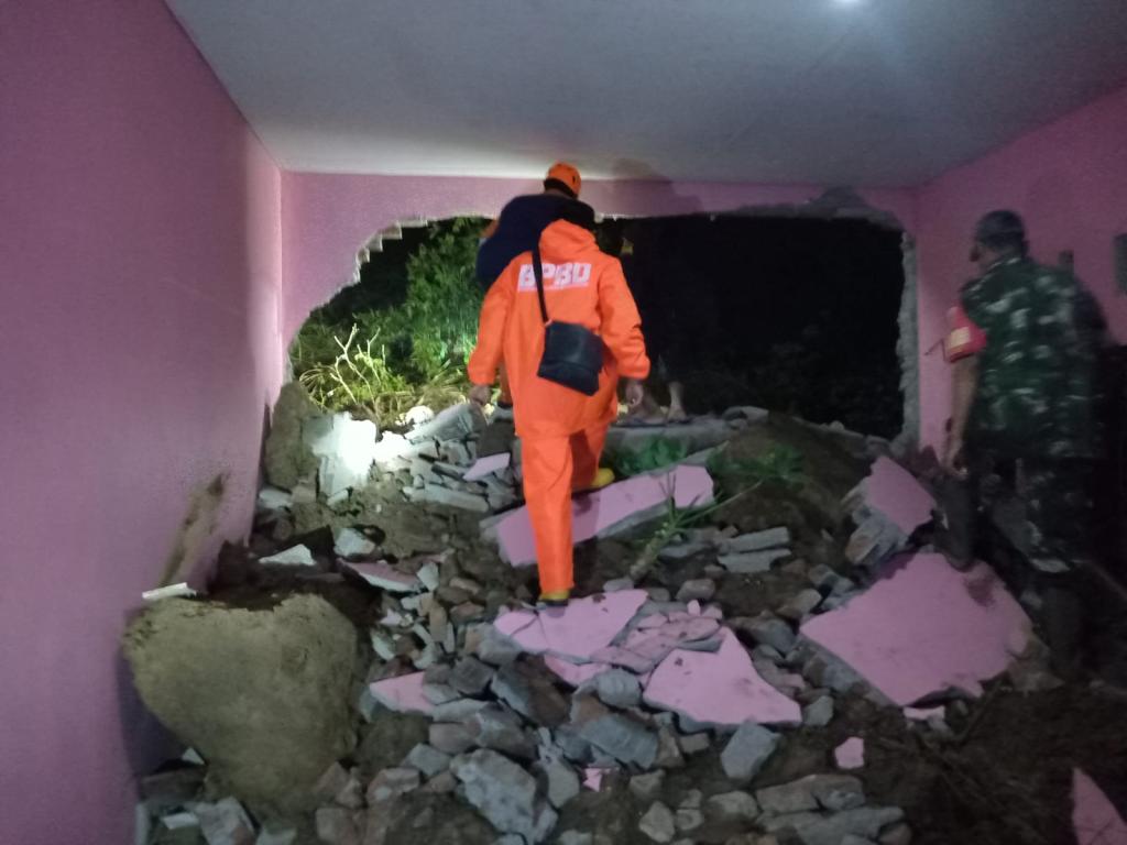 Rumah Warga di Kota Banjar Rusak Tertimpa Longsor