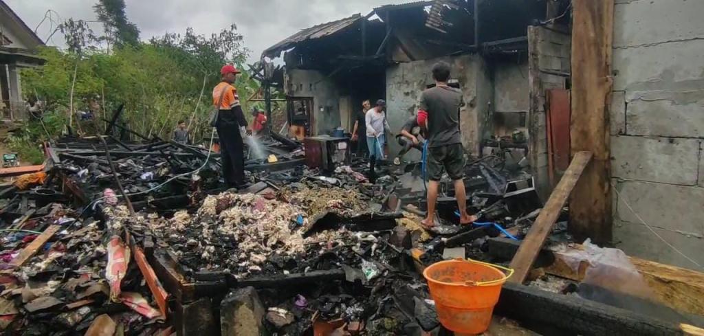 Rumah Panggung di Cigalontang Tasikmalaya Ludes Terbakar, Kerugian Capai Rp80 Juta