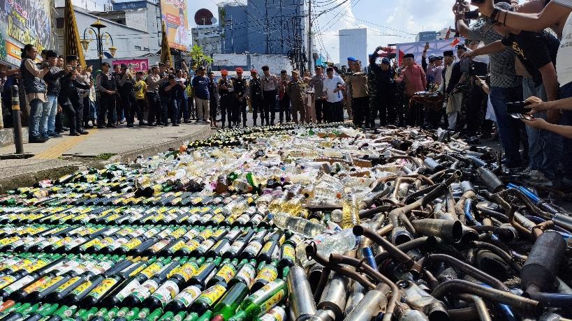 Polres Tasikmalaya Kota Musnahkan Ribuan Botol Miras dan Ratusan Knalpot Brong Hasil KRYD