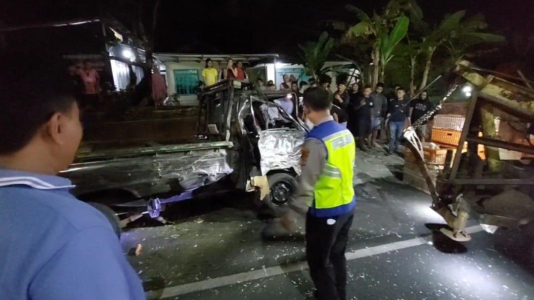Truk Tabrak Mobil Pengangkut Ayam di Ciamis, Dua Sopir Luka Luka, Ratusan Ayam Berserakan