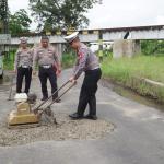 Polisi Perbaiki Jalan Rusak di Kota Banjar, Wujud Kepedulian terhadap Keselamatan Masyarakat