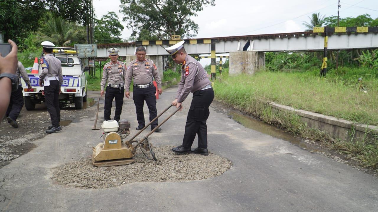 Polisi Perbaiki Jalan Rusak di Kota Banjar, Wujud Kepedulian terhadap Keselamatan Masyarakat