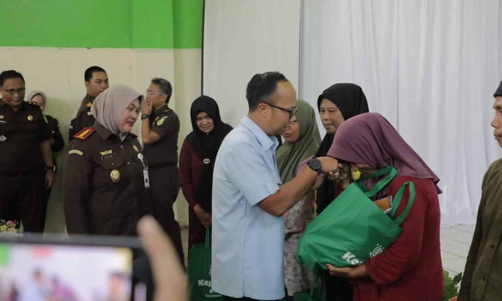 Semangat Kolaborasi Kejari dan Pemkot Tasikmalaya Salurkan Sembako untuk Warga Kurang Mampu