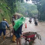 Jalur Garut-Tasikmalaya yang Tertutup Longsor Mulai Bisa Dilintasi Roda 2