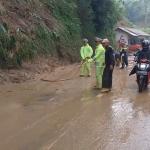 Tim Gabungan Bersihkan Material Longsor di Jalur Garut–Tasikmalaya, Proses Evakuasi Selesai dalam Satu Jam