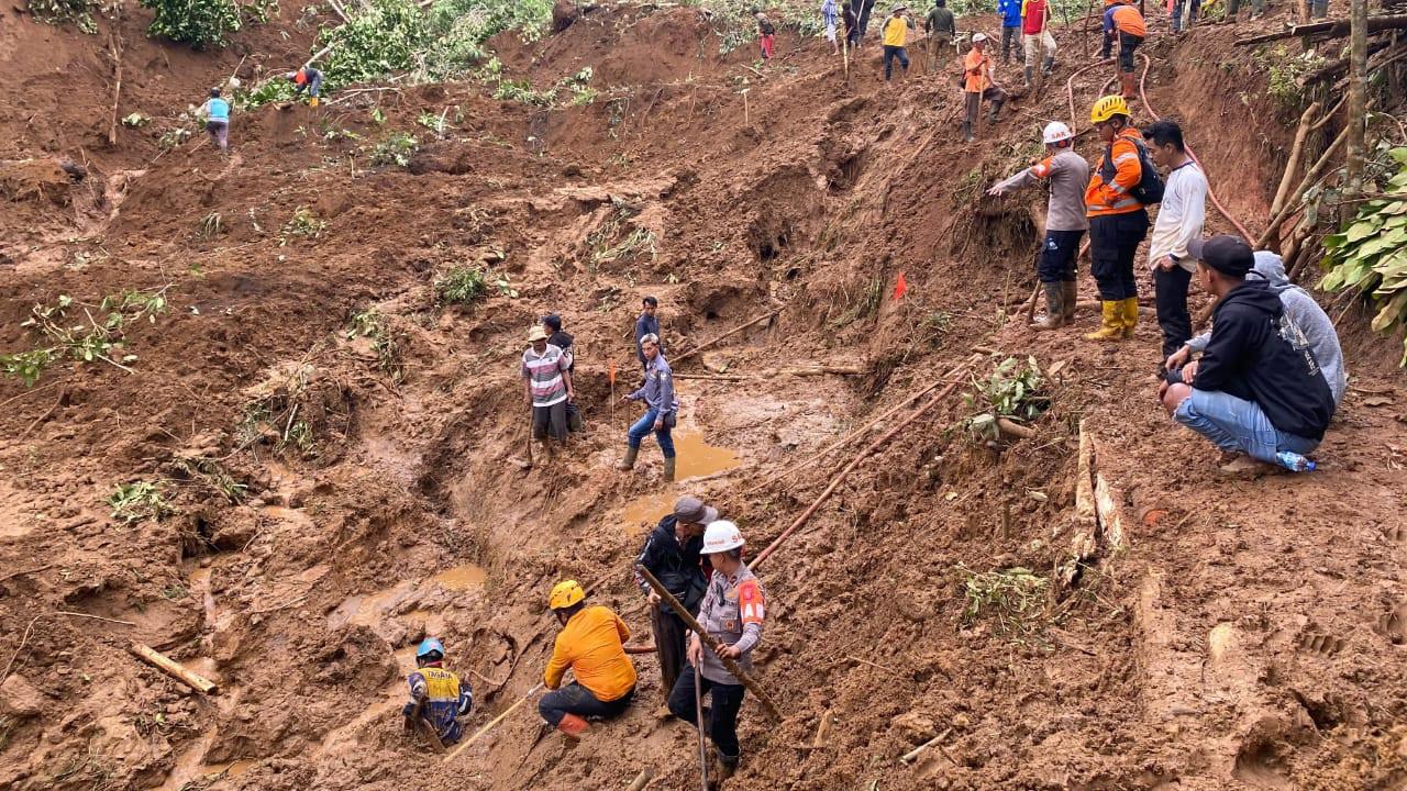 Brimob Polda Jabar dan Tim SAR Gabungan Masih Cari Korban Tertimbun Longsor di Salawu Tasikmalaya