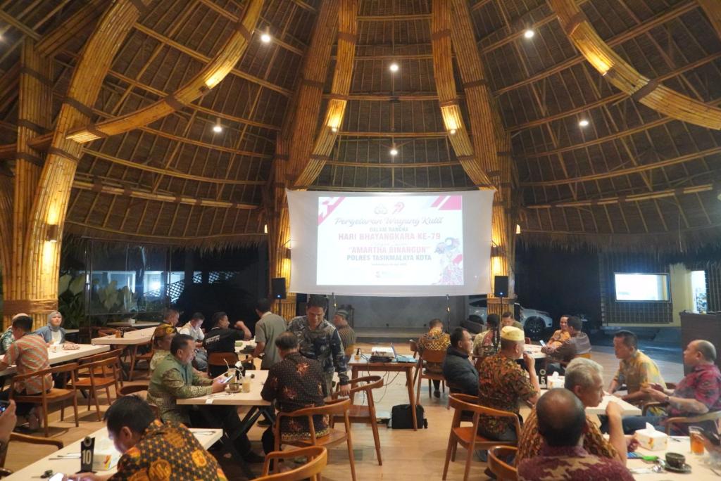 Rayakan HUT Bhayangkara ke-79 dengan Sentuhan Budaya, Polres Tasikmalaya Kota Nobar Wayang Kulit Virtual