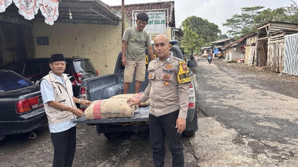 Bakti Religi Polri, Bhabinkamtibmas Polsek Cihideung Serahkan Bantuan Semen ke Ponpes Nurul Arif Salam Tasikmalaya