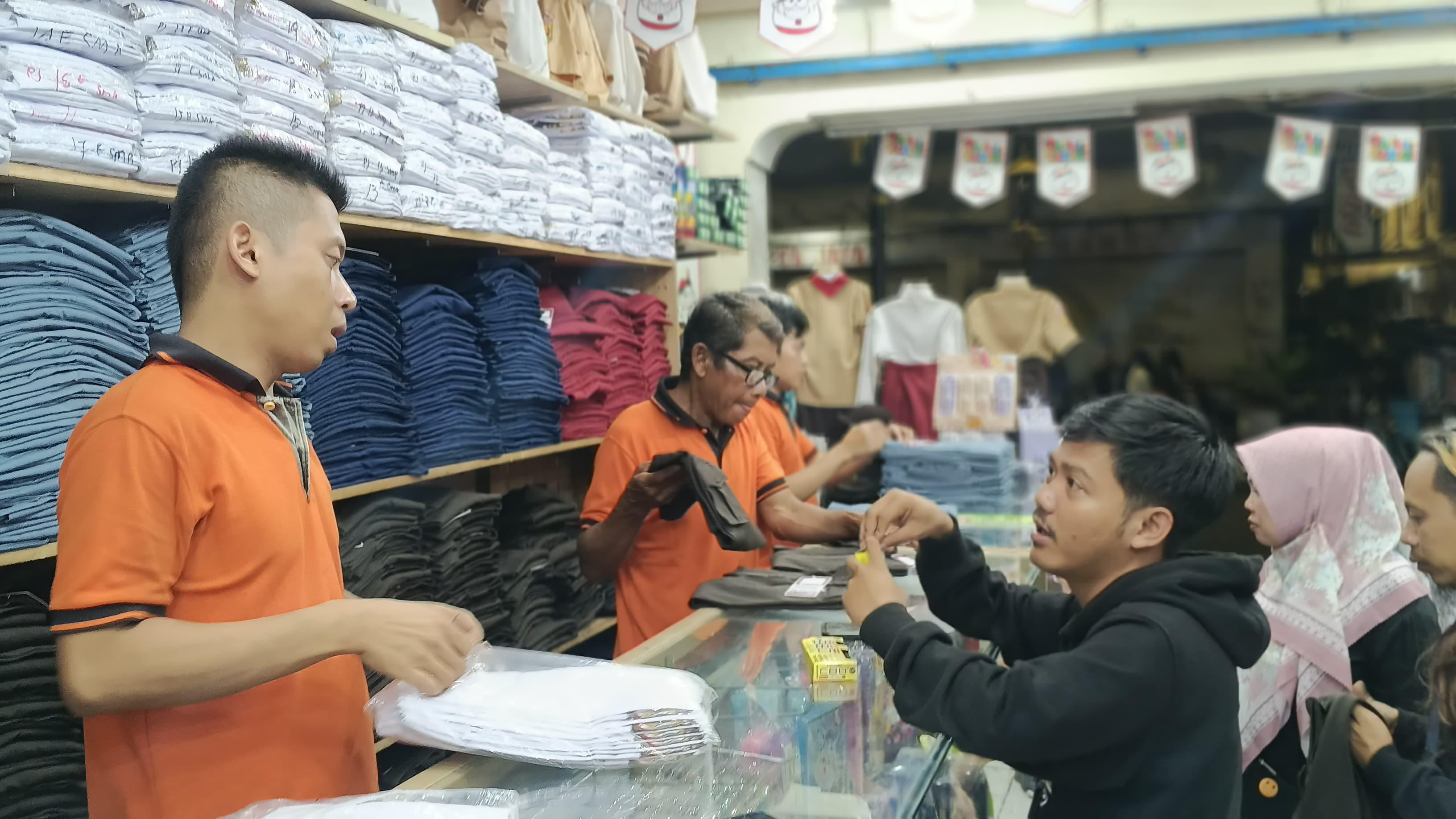 Jelang Masuk Sekolah, Toko Perlengkapan di Tasikmalaya Masih Ramai Hingga Malam