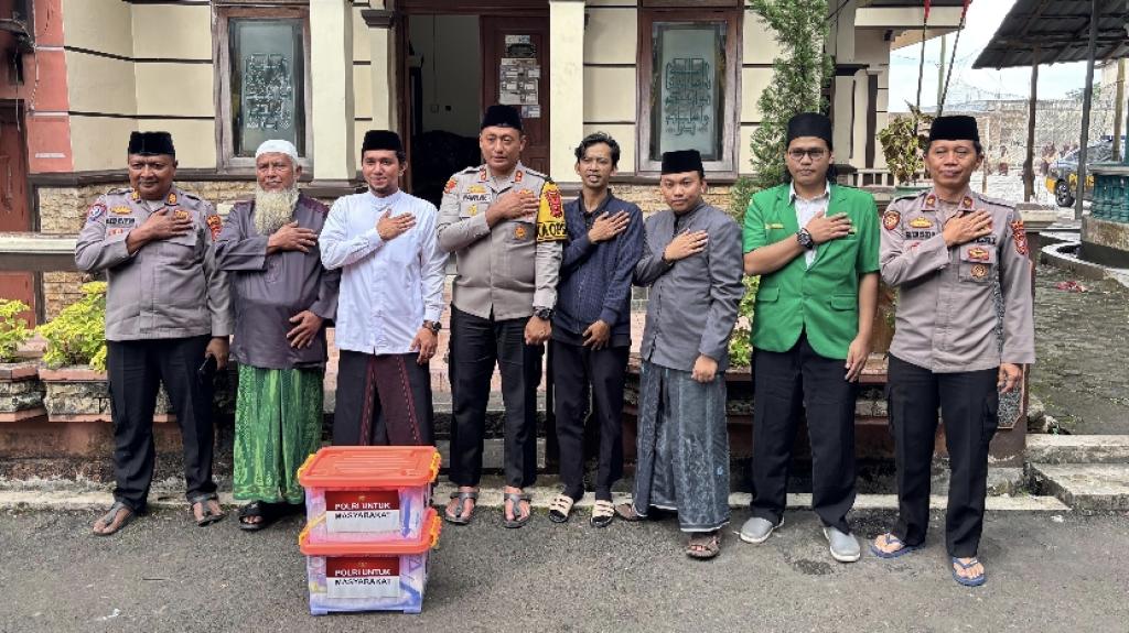 Kapolres Tasikmalaya Kota Safari ke Sejumlah Ponpes di Cihideung, Ajak Jaga Harkamtibmas dan Berikan Bantuan Sembako