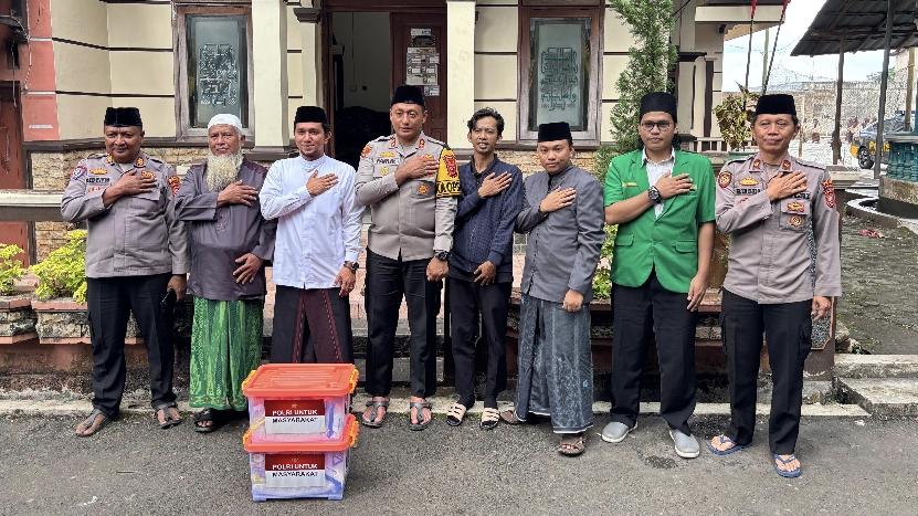 Kapolres Tasikmalaya Kota Safari ke Sejumlah Ponpes di Cihideung, Ajak Jaga Harkamtibmas dan Berikan Bantuan Sembako