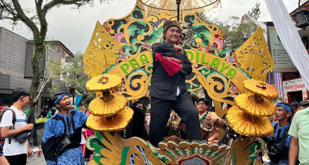 Wakil Wali Kota Tasikmalaya Tampilkan Pencak Silat dan Payung Geulis di Kirab Budaya HUT ke-80 Jabar