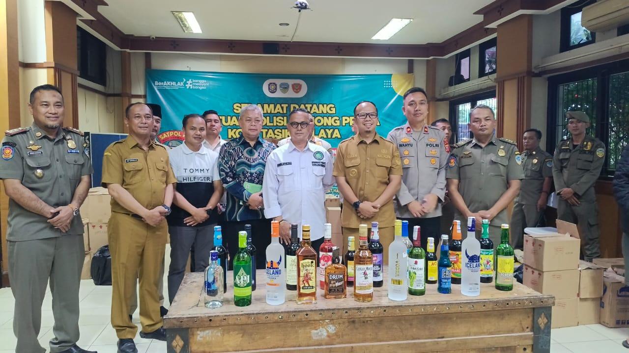 Berkedok Jual Air Mineral, Gudang Miras di Bebedahan Tasikmalaya Digerebek Satpol PP